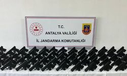 Antalya Kepez’de otomobilde 72 ruhsatsız tabanca ele geçirildi