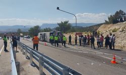Mersin'de feci kaza! Otobüs ve komyon çarpıştı, ölü ve yaralı var