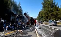 Mersin'de karton yüklü tırın dorsesi yandı