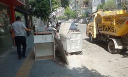 Mersin'de mobilya atıkları trafik ve kaldırımlarda tehlike yaratıyor