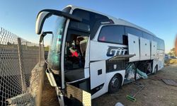 Mersin'de yolcu otobüsü bariyerlere çarptı: 13 yaralı