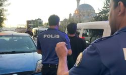 Plakasındaki harfi bantla değiştirip polisten kaçtı!
