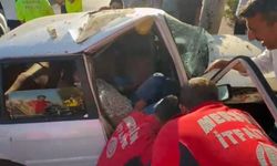 Mersin'de trafik kazası! Yolcu ve sürücü kapı kesilerek çıkarıldı