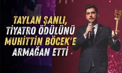 Taylan Şanlı, tiyatro ödülünü Muhittin Böcek'e armağan etti