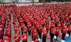 Antalya'da bin 500 öğrenci tek ağızdan Cumhuriyet şarkısını söyledi