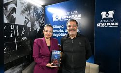 Antalya Kitap Fuarı'nda Ahmet Ümit, okurlarıyla buluştu