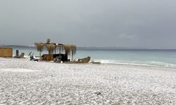 Antalya'da 15 dakikalık fırtına kabusu: Hayat felç oldu, Konyaaltı doluyla beyaza büründü!