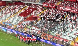 Antalya’da taraftar stadı terk etmedi, takım sahaya geri döndü!