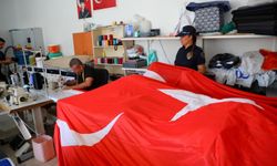 Bodrum'da Türk bayrağına gönülden hizmet: Yıllardır ücretsiz onarıyor