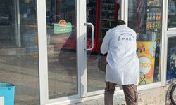Burdur’da marketin camını kırdı, paralara dokunmadı! İçki içip, cips yedi