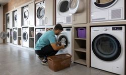 Mersin'de öğrenciler çamaşır yıkarken sosyalleşiyor