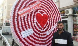 Dev çiçek buketini çekici ile taşıdılar