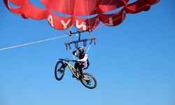Alanyalı genç sporcu Yiğit Efe Al, bisikletiyle gökyüzünde pedal çevirdi