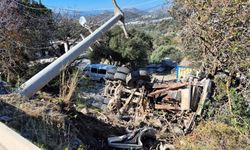 Muğla'da hafriyat kamyonu şarampole devrildi