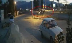 Elmalı'da hafif ticari araç takla attı: 4 yaralı