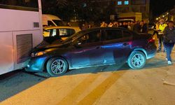 Eskişehir kent merkezinde çarpışan 2 otomobil, otobüse çarparak durabildi