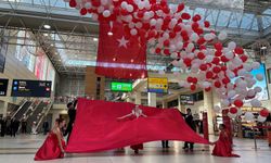 Antalya Havalimanı'nda Cumhuriyet coşkusu!