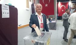 CHP İl Disiplin Kurulu Başkanı Hüseyin Eroğlu, hasta yatağından kalkıp oy kullandı