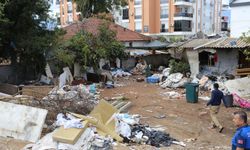 Kepez'de çöpü gören gözlerini inanamadı! Kamyonlarca çöp topladılar