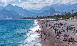Antalya'da yaz, dalgalarla birleşti: Sahiller doldu