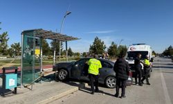Konya'da otomobil durağa daldı