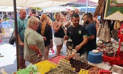 Manavgat Perşembe Pazarı'nda turist izdihamı