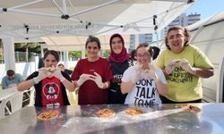 Mersin'de özel bireyler kendi elleriyle pizza yaptı