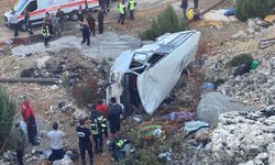 Mersin'de tarım işçilerini taşıyan minibüs şarampole devrildi: 5 ölü, 14 yaralı