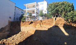 Serik’te inşaat kazısında toprak kayması! Bina tahliye edildi