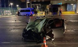 Serik'te tur minibüsü ile otomobil çarpıştı
