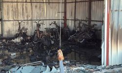Alanya’da tamirhanede yangın: Motosikletler kül oldu!