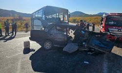 Mersin'de feci kaza: Tarım işçilerini taşıyan midibüs ile otomobil çarpıştı!