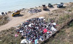Mersin'de 'pes' dedirten görüntü! Tonlarca tekstil atığı sahile döküldü