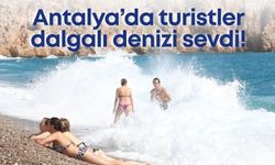 Antalya’da turistler dalgalı denizi sevdi! Konyaaltı sahilinde yürekler ağza geldi