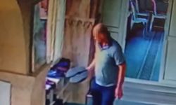 Utanmaz hırsız camide tek tek inceleyip beğendiği ayakkabıyı çaldı