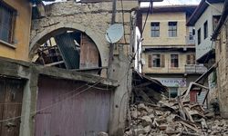 Mersin’de yanan bina yağmurla birlikte çöktü