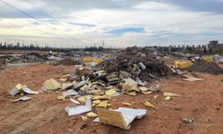 Adana'da boş arazide atık skandalı! Yaktılar, mahalle duman altında kaldı