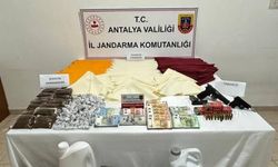 Alanya’da silah ve dövizle birlikte çok miktarda madde ele geçirildi