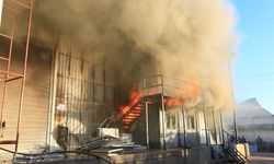 Antalya'da mobilya tesisinde yangın!