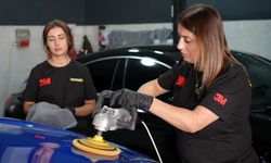 Antalya'da oto boya ustası kadın "Erkek işi" denilen meslekte tabuları yıktı