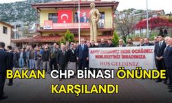 Sağlık Bakanı Kemal Memişoğlu, Antalya’da CHP önünde karşılandı!