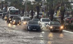 Bodrum, sağanak yağışa yenik düştü: Yollar göle döndü, araçlar mahsur kaldı