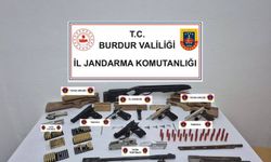 Burdur'da kaçakçılık operasyonu: Silah parçaları ve tarihi eserler ele geçirildi