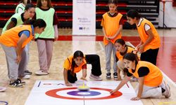 Antalya'da kız çocukları floor curling sporuyla tanışıyor