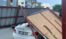 Alanya'da fırtına demir korkulukları yerinden söktü