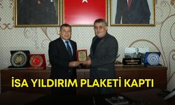 Ak Parti'ye geçti, plaketi kaptı!