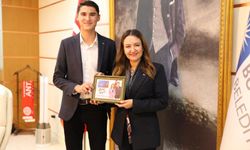 Kemer Gençlik Meclisi'nden Başkanvekili  Büşra Özdemir'e "Genç Kart" sunumu