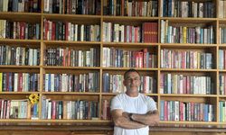 Bu kafede hem yemek hem de kitap var