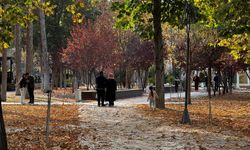 Tarihi Meram Köprüsü sonbahar renkleriyle buluşma noktası oldu