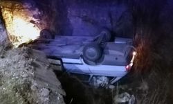 Bucak’ta köpeğe çarpmamak için manevra yapan sürücü kanala düştü